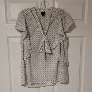 $2/10 Worthington Black and White Pattern Blouse